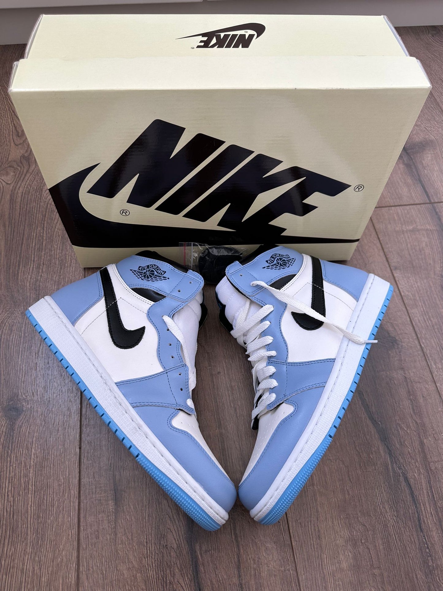 AIR JORDAN 1 - University Blue Sneakers high