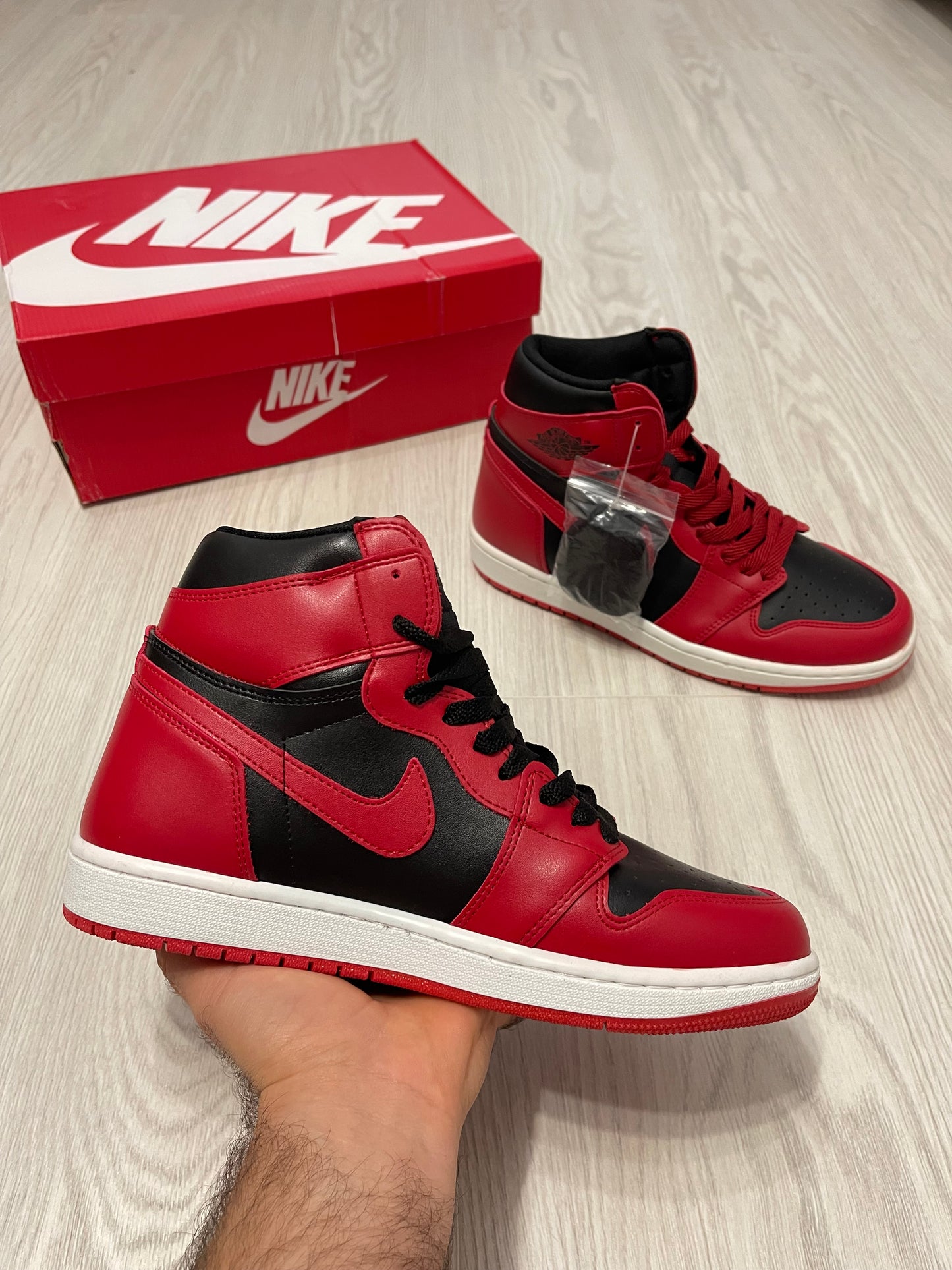 AIR JORDAN 1 - Varsity Red Sneakers high