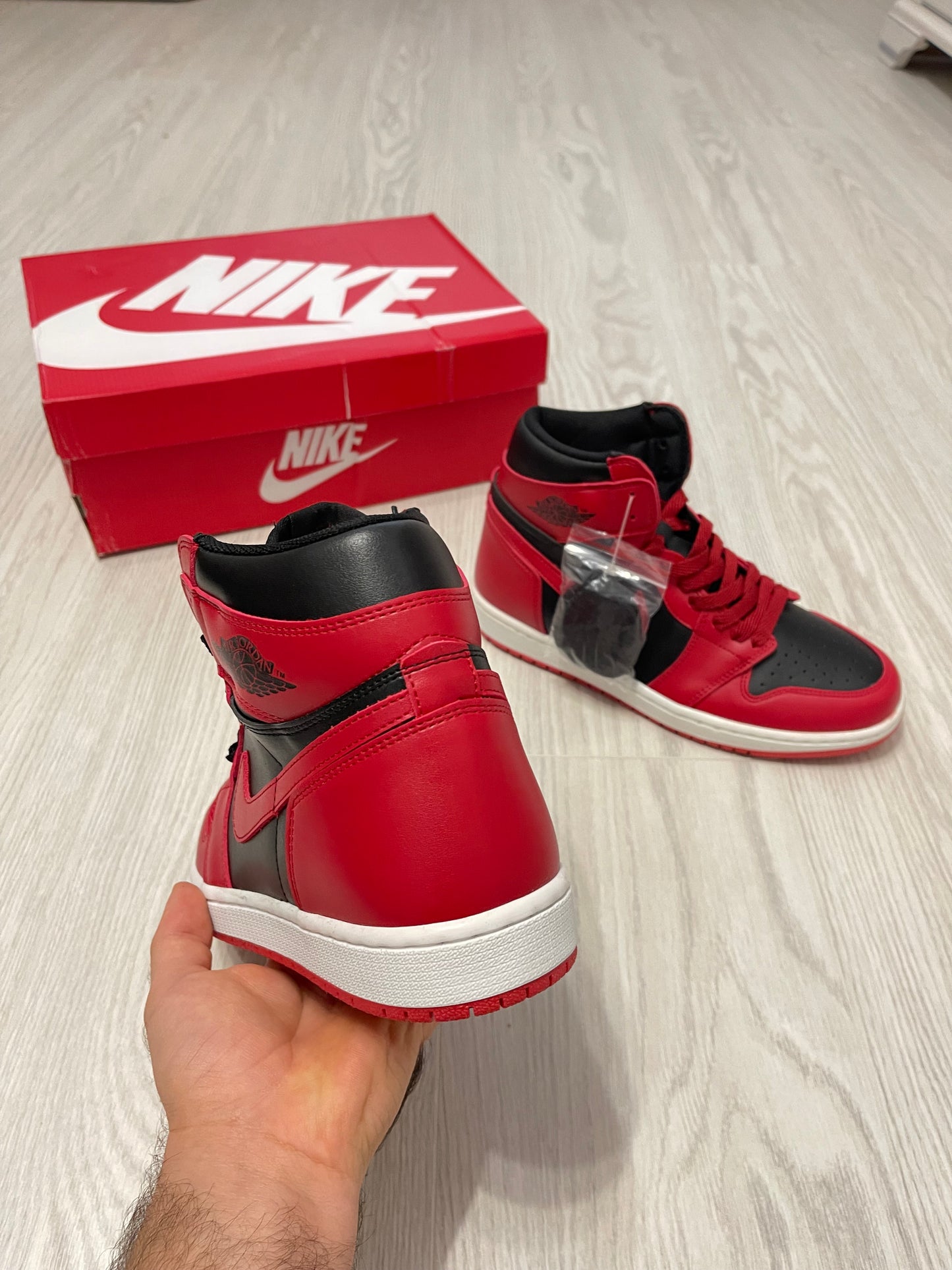 AIR JORDAN 1 - Varsity Red Sneakers high