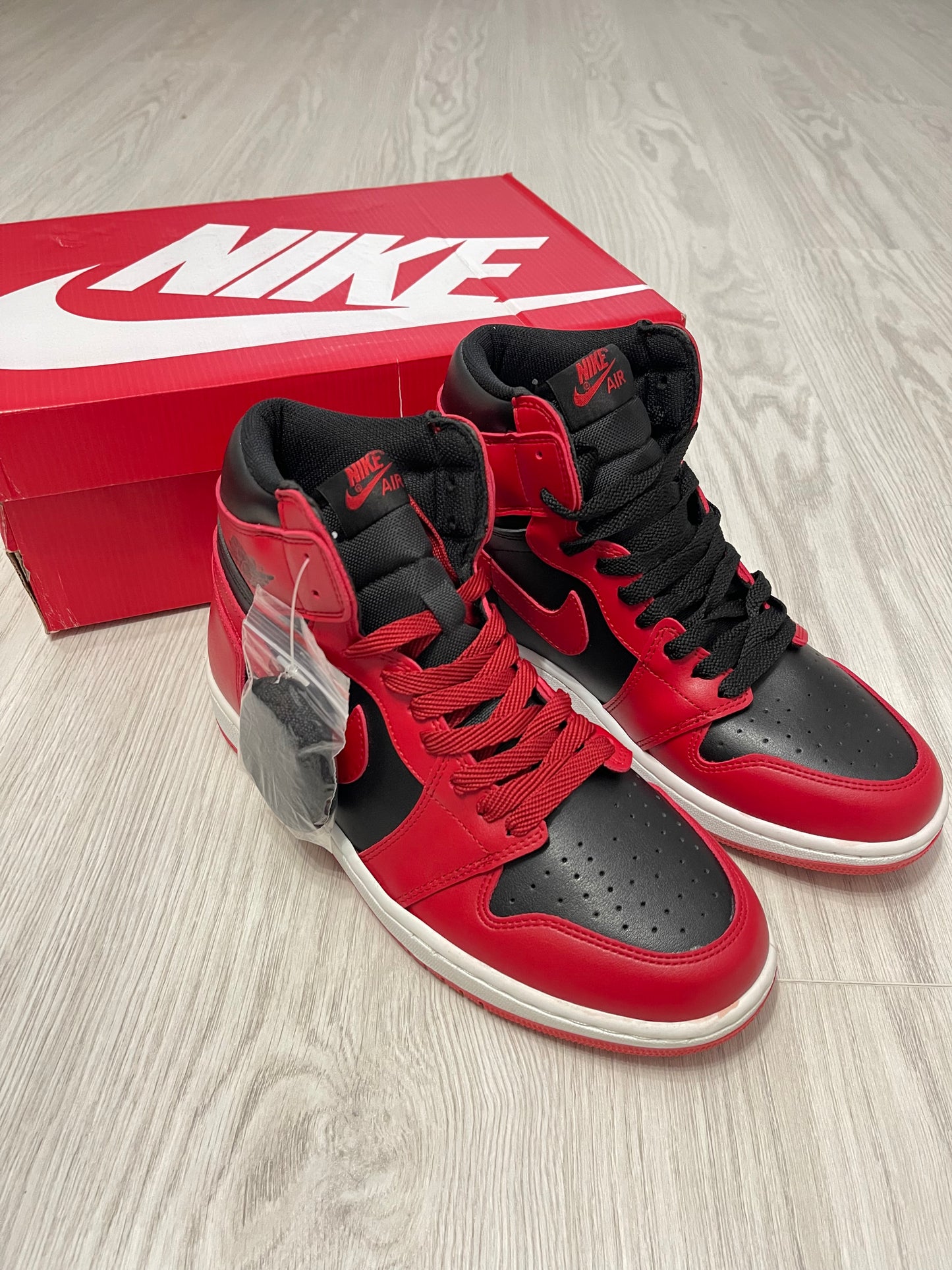 AIR JORDAN 1 - Varsity Red Sneakers high