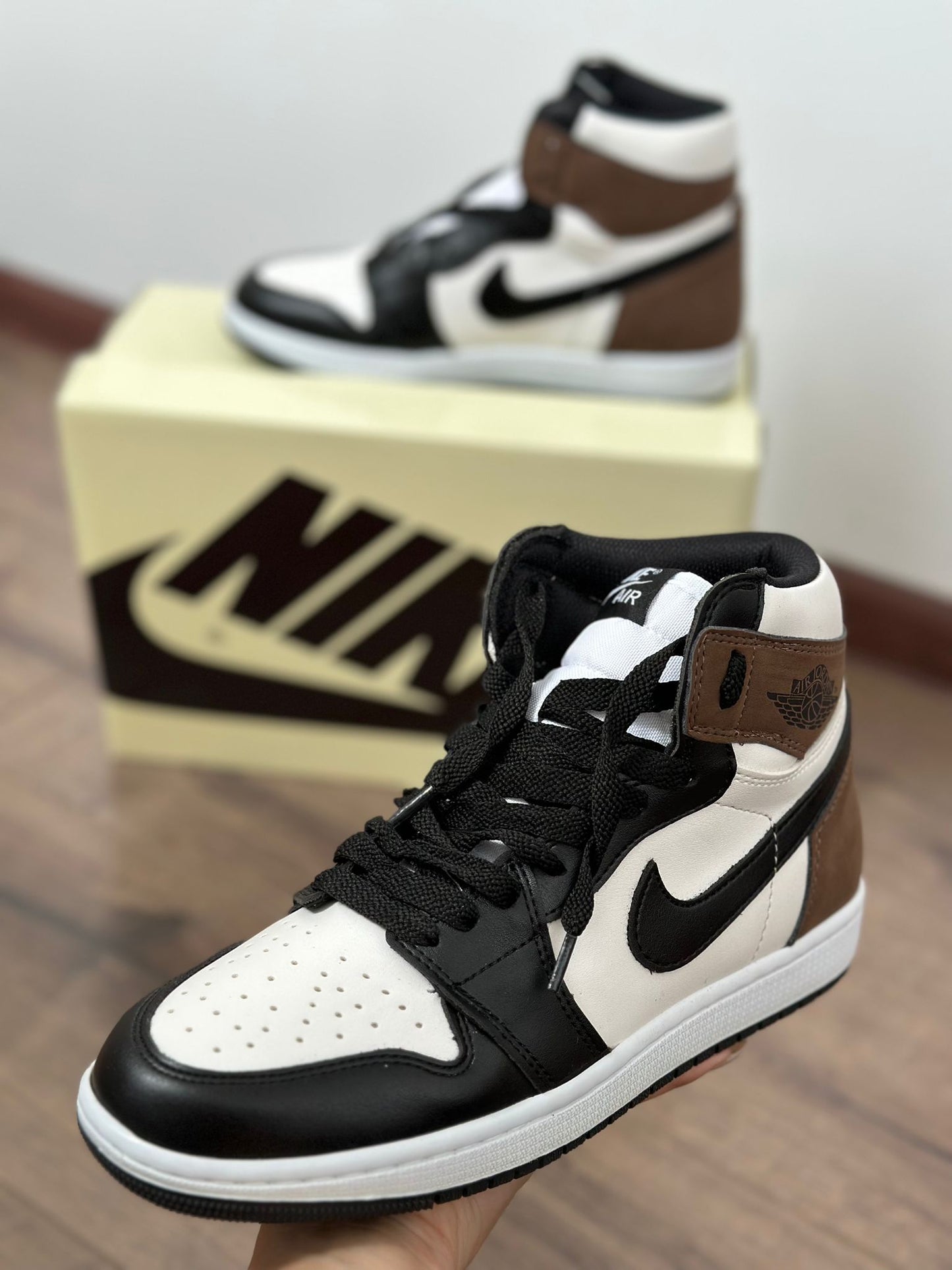 AIR JORDAN 1 - Dark Mocha Sneakers high
