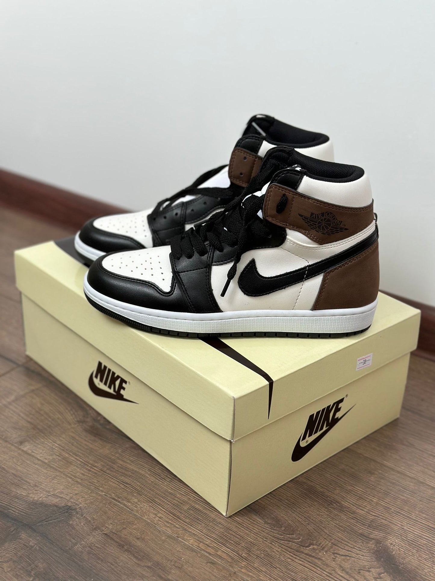 AIR JORDAN 1 - Dark Mocha Sneakers high