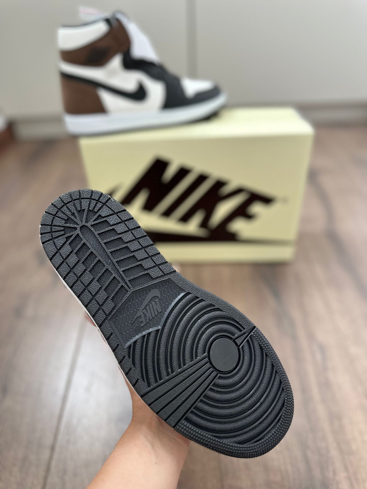 AIR JORDAN 1 - Dark Mocha Sneakers high