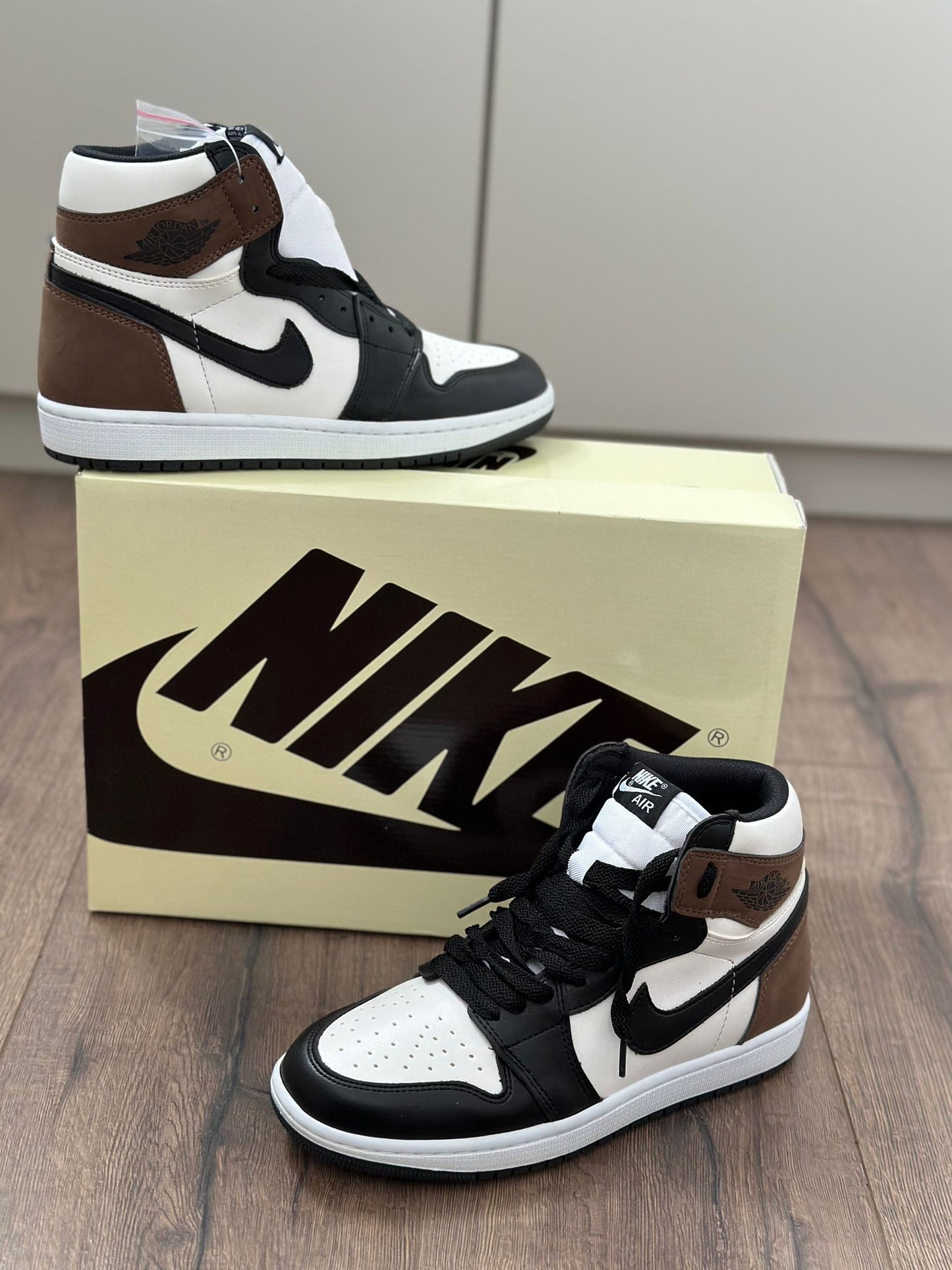 AIR JORDAN 1 - Dark Mocha Sneakers high