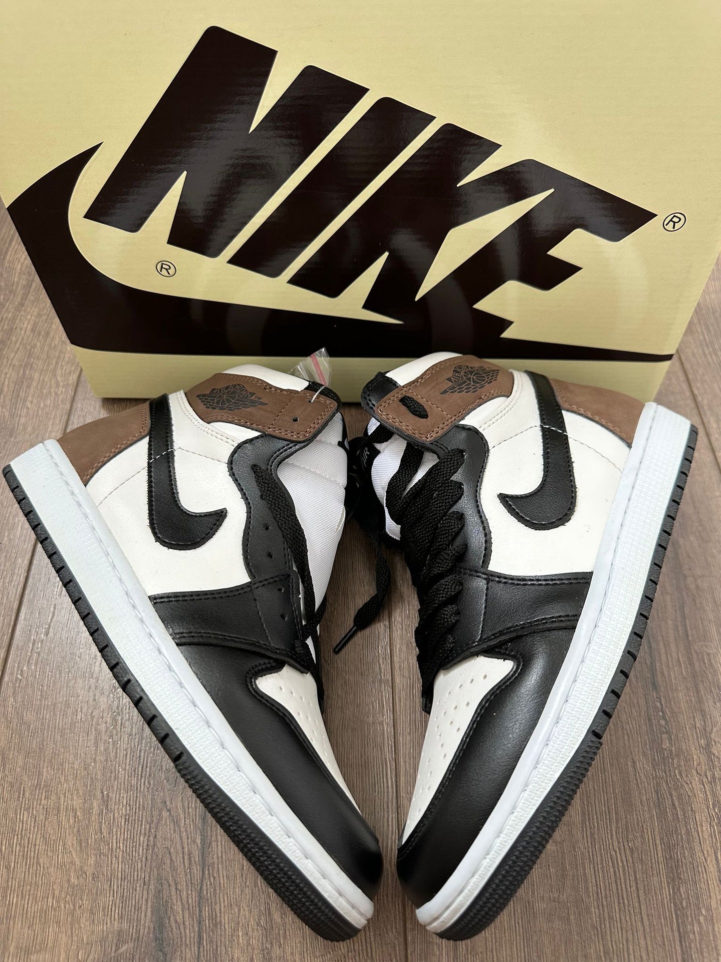 AIR JORDAN 1 - Dark Mocha Sneakers high