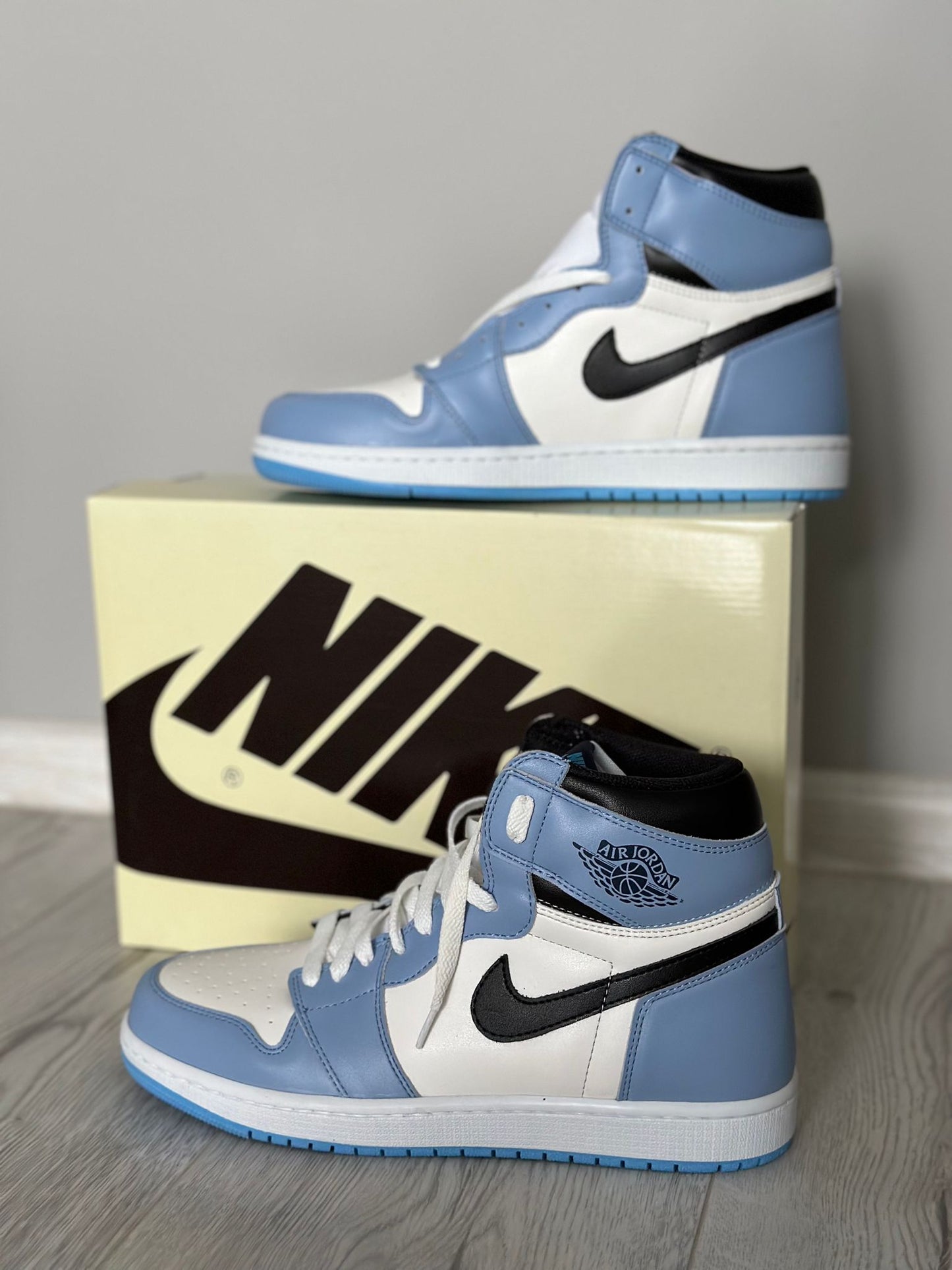 AIR JORDAN 1 - University Blue Sneakers high