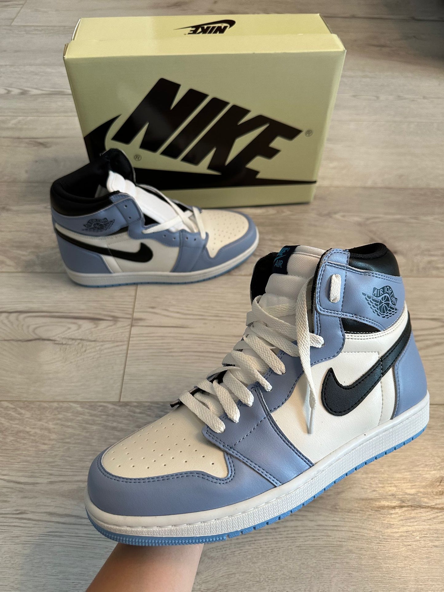 AIR JORDAN 1 - University Blue Sneakers high