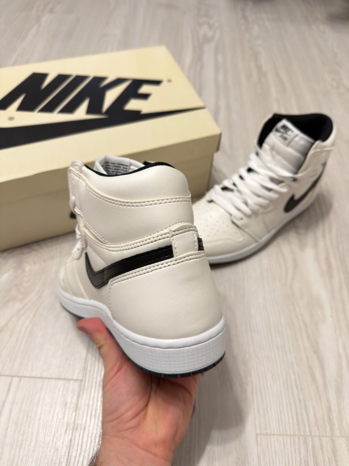 AIR JORDAN 1 - Triple White Sneakers high